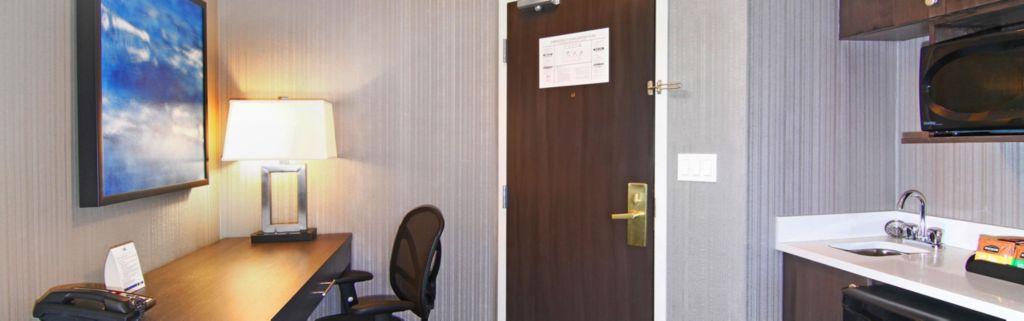 Holiday Inn Express And Suites Calgary By Ihg Екстериор снимка