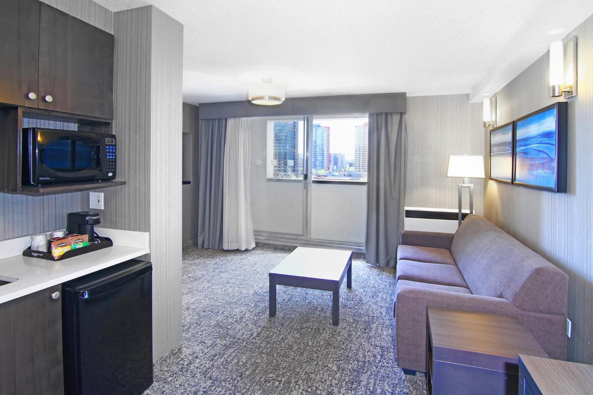 Holiday Inn Express And Suites Calgary By Ihg Екстериор снимка