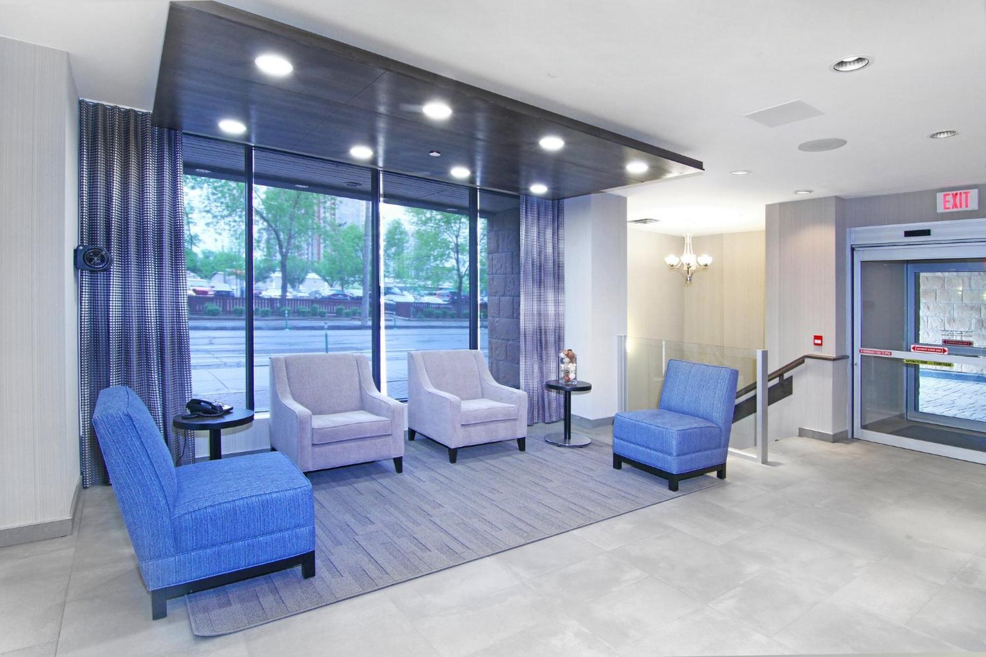 Holiday Inn Express And Suites Calgary By Ihg Екстериор снимка