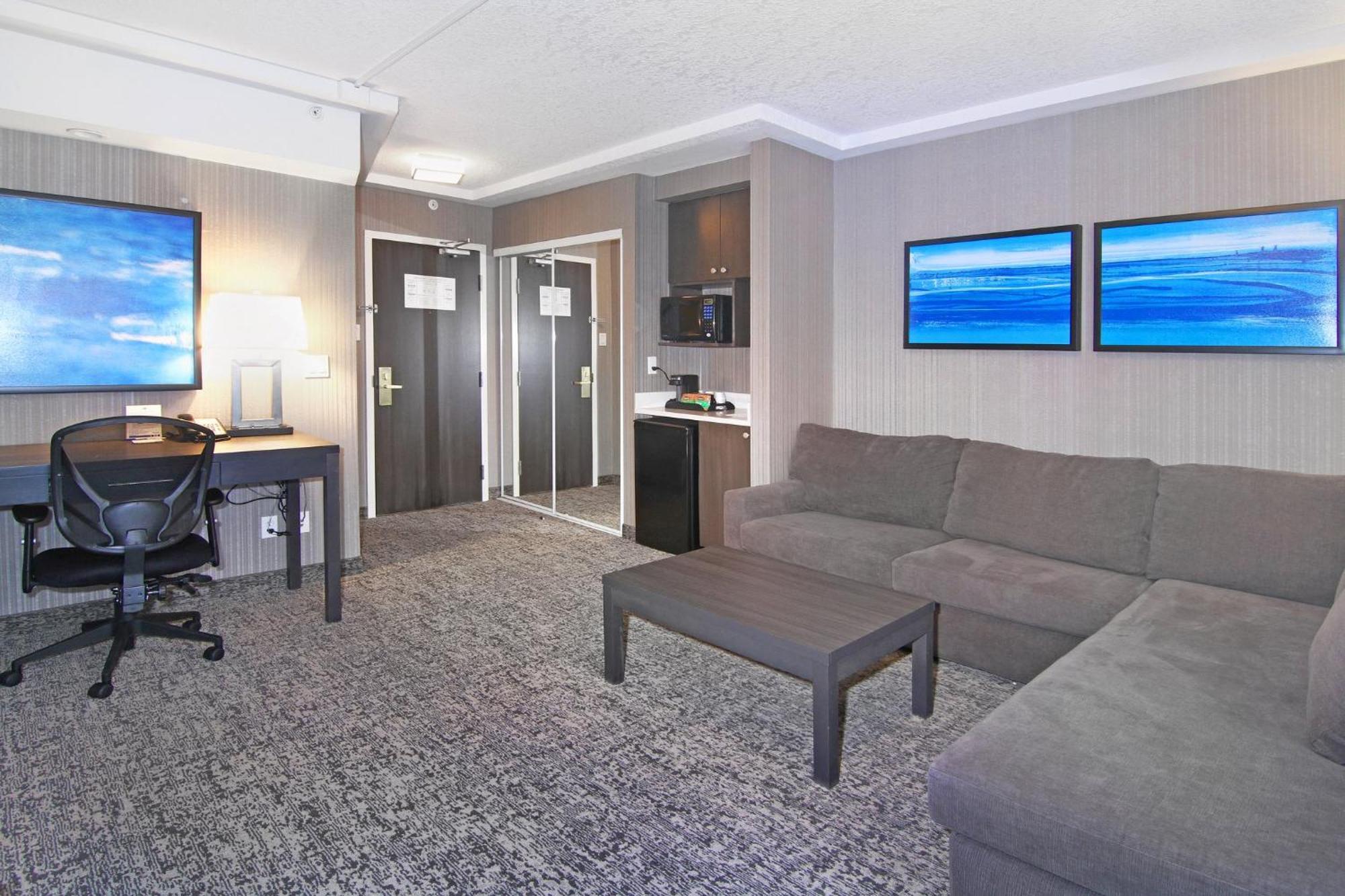 Holiday Inn Express And Suites Calgary By Ihg Екстериор снимка