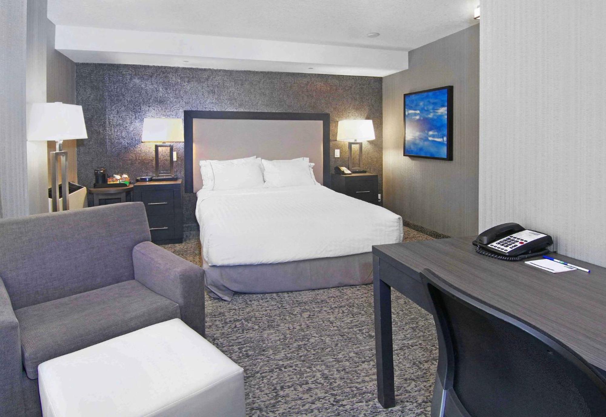 Holiday Inn Express And Suites Calgary By Ihg Екстериор снимка