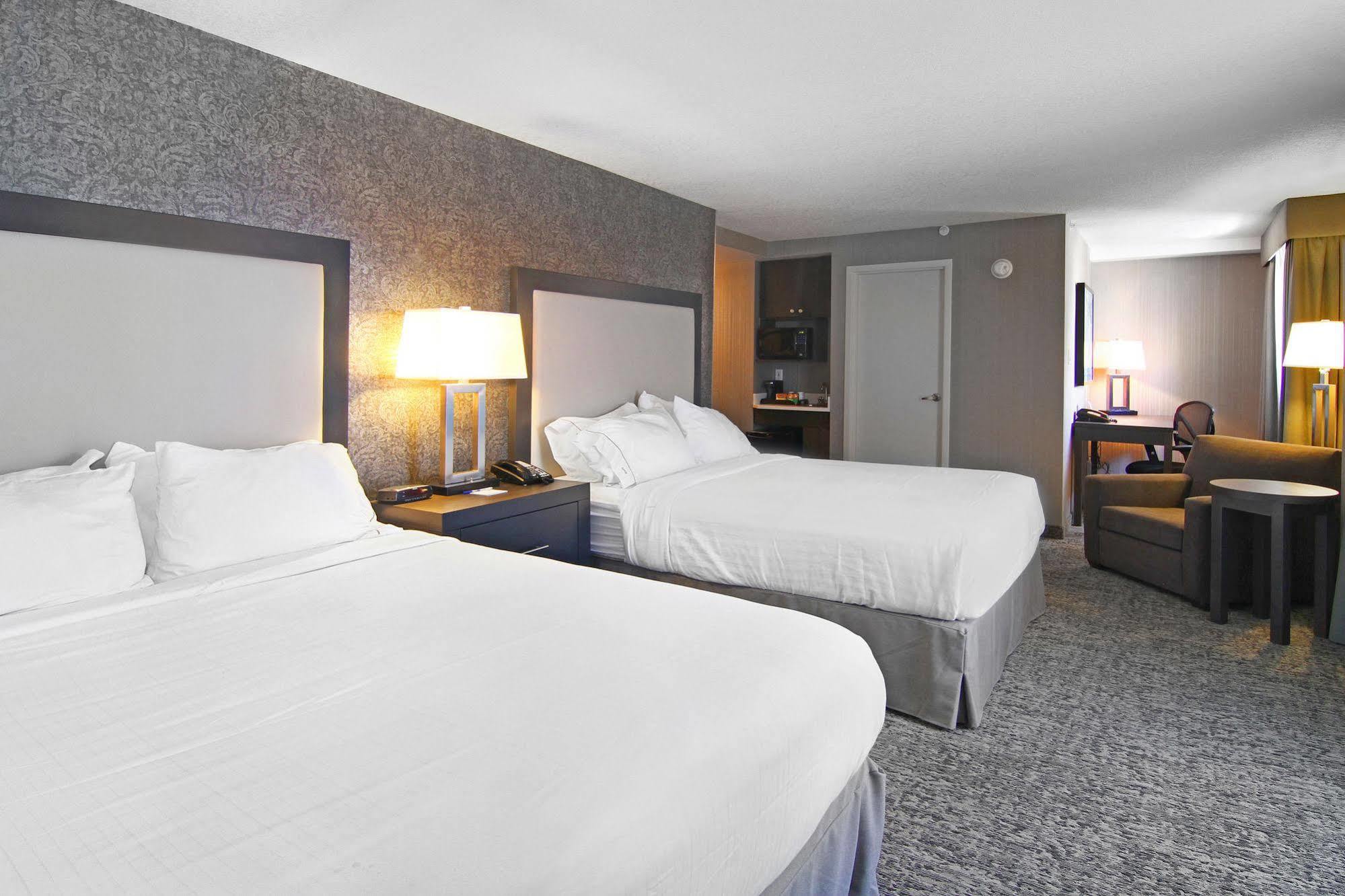 Holiday Inn Express And Suites Calgary By Ihg Екстериор снимка