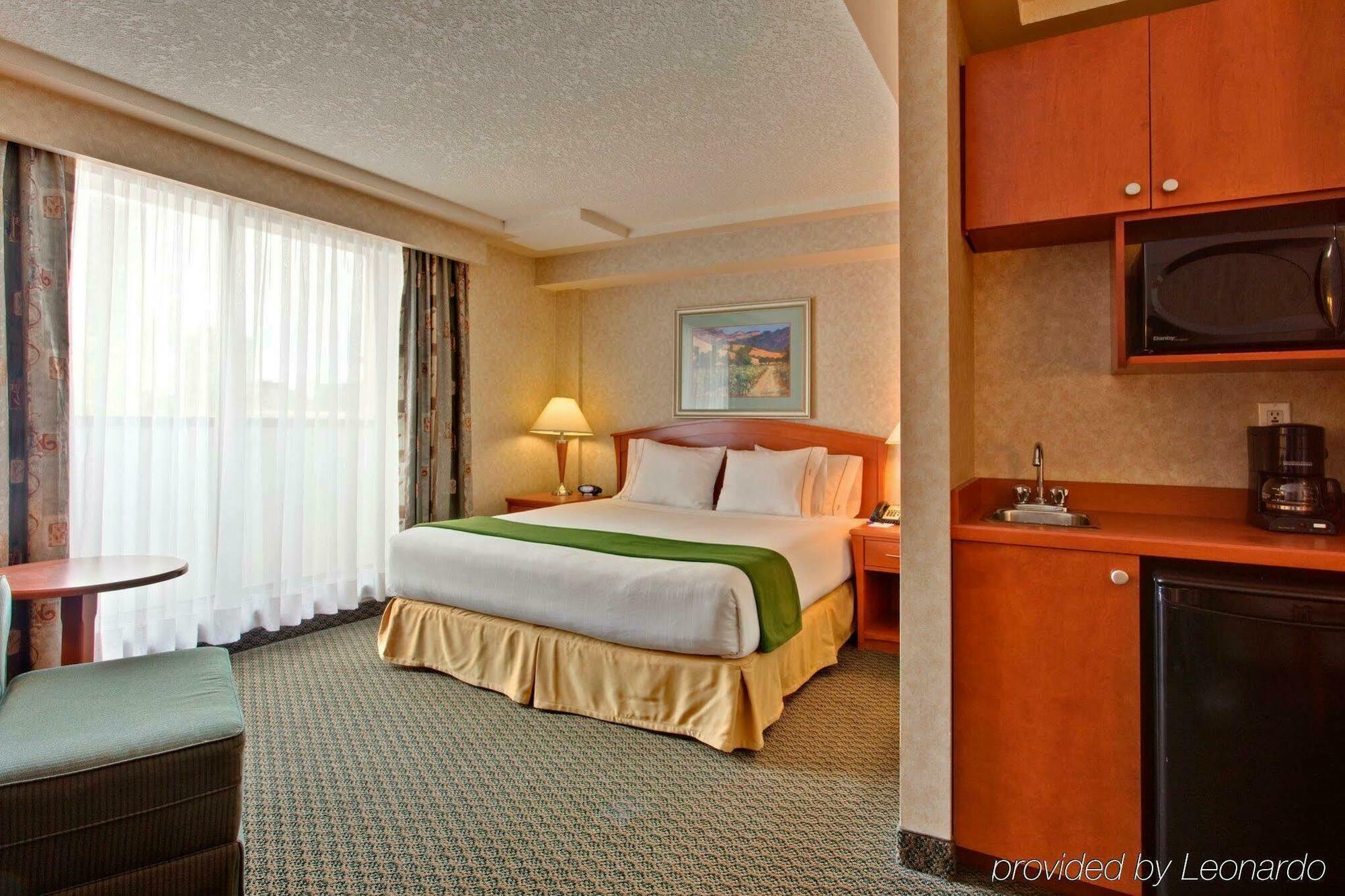 Holiday Inn Express And Suites Calgary By Ihg Екстериор снимка