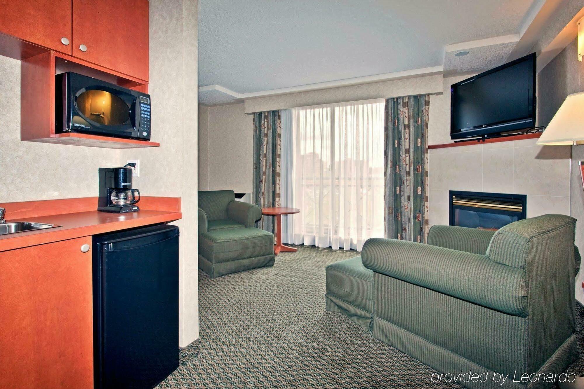 Holiday Inn Express And Suites Calgary By Ihg Екстериор снимка