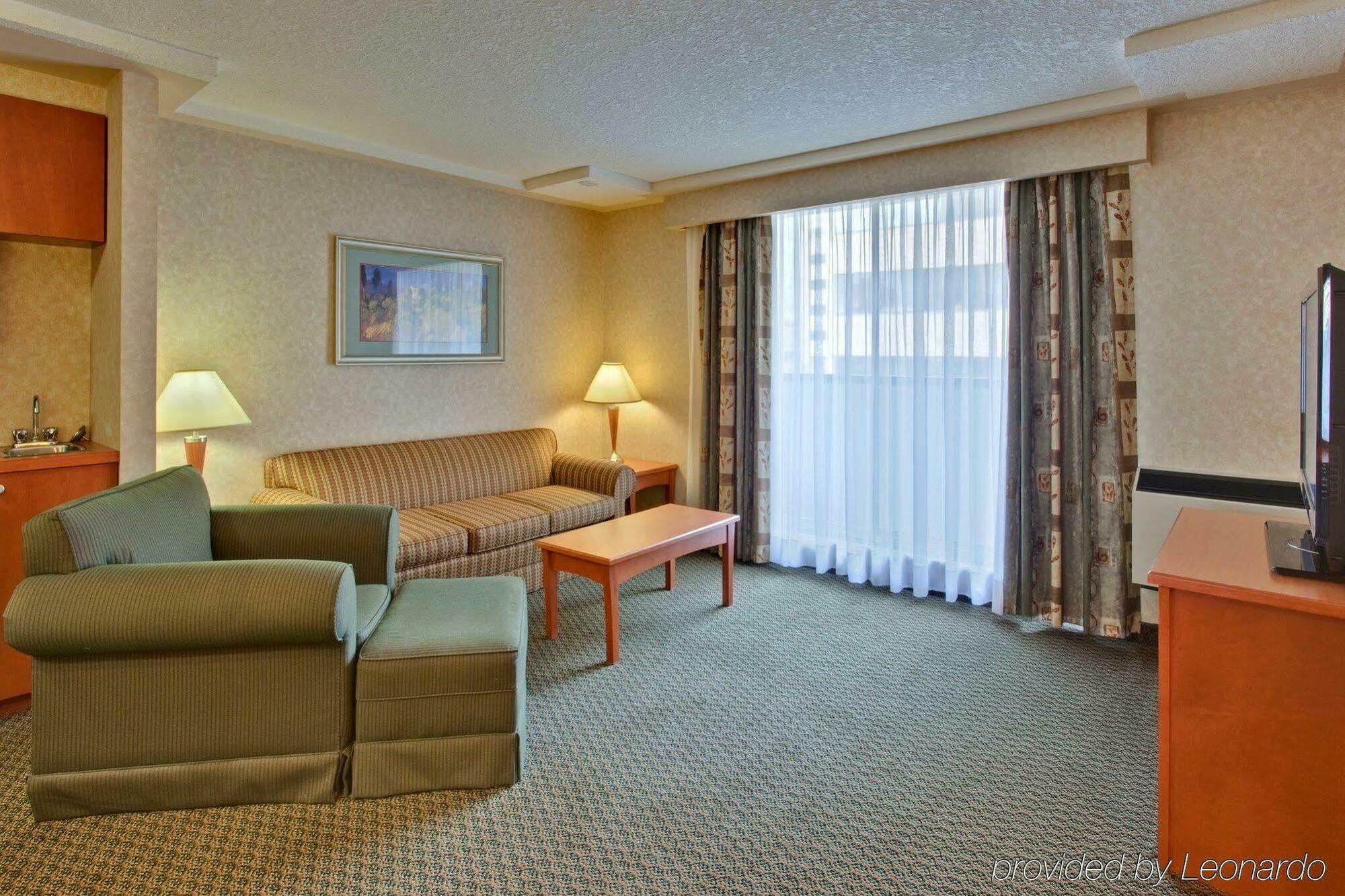 Holiday Inn Express And Suites Calgary By Ihg Екстериор снимка